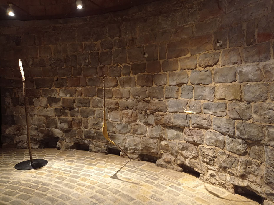 BAJO LA PIEL. TRASLACIONES Y DISONANCIAS